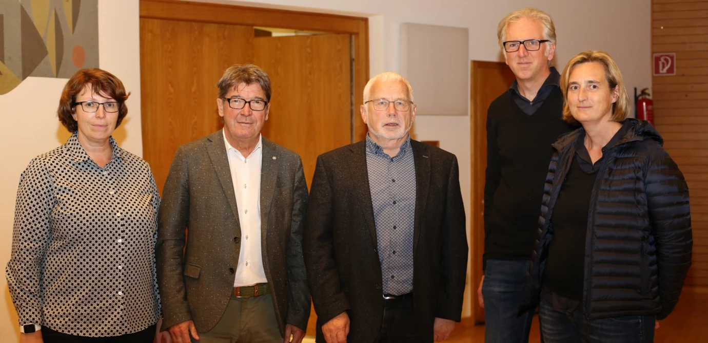 Freuten sich mit den neuen Mietern (v. l. n. r.): Alexandra Schalegg und Ing. Wilhelm Muzyczyn von der Alpenländischen, Bürgermeister Ing. Dietmar Summer sowie die Architekten Reinhard und Eveline Drexel.
Bild: DERFRITZ Grafik und Fotografie e.U. // derfritz.at Freuten sich mit den neuen Mietern (v. l. n. r.): Alexandra Schalegg und Ing. Wilhelm Muzyczyn von der Alpenländischen, Bürgermeister Ing. Dietmar Summer sowie die Architekten Reinhard und Eveline Drexel.
Bild: DERFRITZ Grafik und Fotografie e.U. // derfritz.at